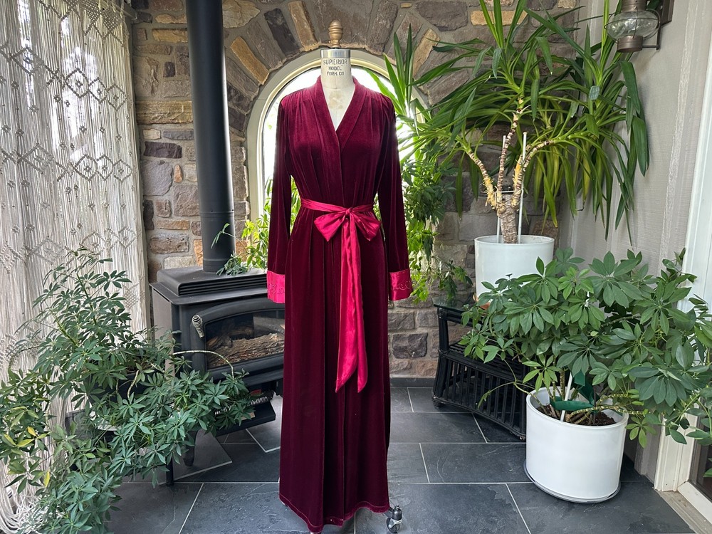 Vintage Jonquil Diane Samandi Bordeaux Stretch Velvet & Satin Robe Neiman Marcus