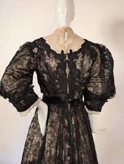 VICTORIAN 1890’S FLORAL CHANTILLY LACE DRESS W APPLIQUE WORK + PUFF SLEEVES