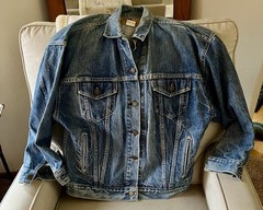 Vintage Levis Women’s Sz M Trucker Denim Blue Jean Jacket Made in USA White Tag