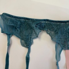 GUESS Women’s Lace Suspender Belt Garter Belt Green Size XL / EU 46 Nwt.