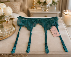 GUESS Women’s Lace Suspender Belt Garter Belt Green Size XL / EU 46 Nwt.
