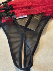 Frederick’s of Hollywood Crotchless Panties XL Red Lace Black Bow Seduction NWT