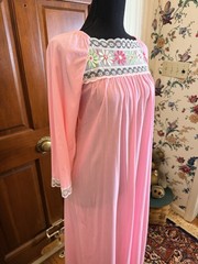 Vtg Aristocrat Sz Small Bubblegum Pink Dress Nightgown With Flowers 💐 Lace