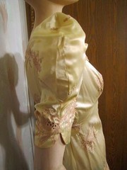 1940s FRENCH SATIN EMBROIDERED DRESSING GOWN WITH TRAIN & PUFFED SLEEVES XS P