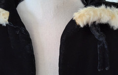 ELEGANT VTG BLK VELVET SWING CAPE 1930s 40s Fur Trim Opera Wrap, Padded Shoulder