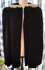 ELEGANT VTG BLK VELVET SWING CAPE 1930s 40s Fur Trim Opera Wrap, Padded Shoulder