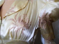 1940s FRENCH SATIN EMBROIDERED DRESSING GOWN WITH TRAIN & PUFFED SLEEVES XS P