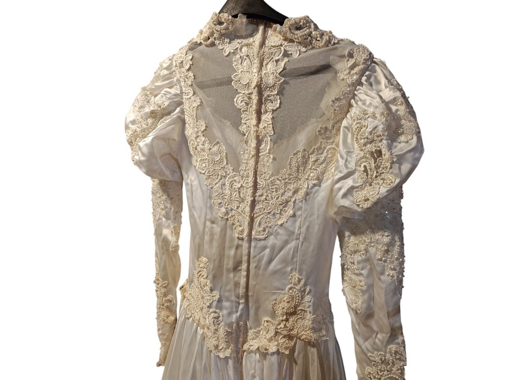 vintage wedding dress 1980’s Puff Sleeves Long Train Good Condition
