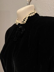 Women’s Vtg GIGI YOUNG Black Velvet Beige Lace Collar Evening Dress Size XS