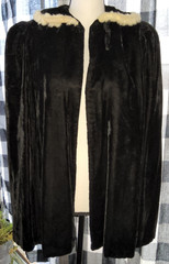 ELEGANT VTG BLK VELVET SWING CAPE 1930s 40s Fur Trim Opera Wrap, Padded Shoulder