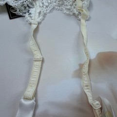 CHristies white lace garter belt size it2 / S