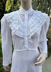 VINTAGE 1970’s JERRI GEE WHITE COTTON PRAIRIE DRESS W/ LACE