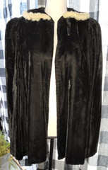 ELEGANT VTG BLK VELVET SWING CAPE 1930s 40s Fur Trim Opera Wrap, Padded Shoulder