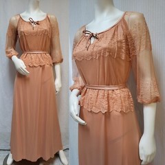 Vintage 70s PEACH Shiny Jersey Knit & LACE Peplum MAXI DRESS – XS/S – EUC