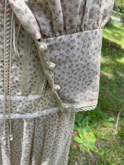 VTG 70’s Gunne Sax Tiny Pink Roses off White Ribbon Lace Cottage Prairie Dress 7