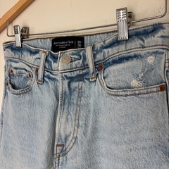 Abercrombie Vintage Stretch Straight Light Wash Distressed Denim Mom Fit 28