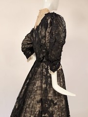 VICTORIAN 1890’S FLORAL CHANTILLY LACE DRESS W APPLIQUE WORK + PUFF SLEEVES