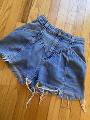 Vtg 80s Lee high waisted denim shorts womens size 7 pleated retro 25 waist SMALL