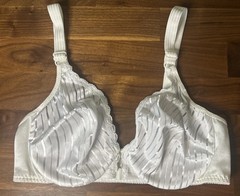 Vtg WARNER’S Shine-On Pearl White Front Close Satin Bra 34C Second Skin Unlined