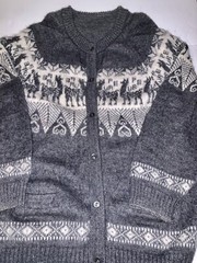 Peruvian sweater knitted in alpaca wool for unisex Gray/Cream/Alpacas 19×29