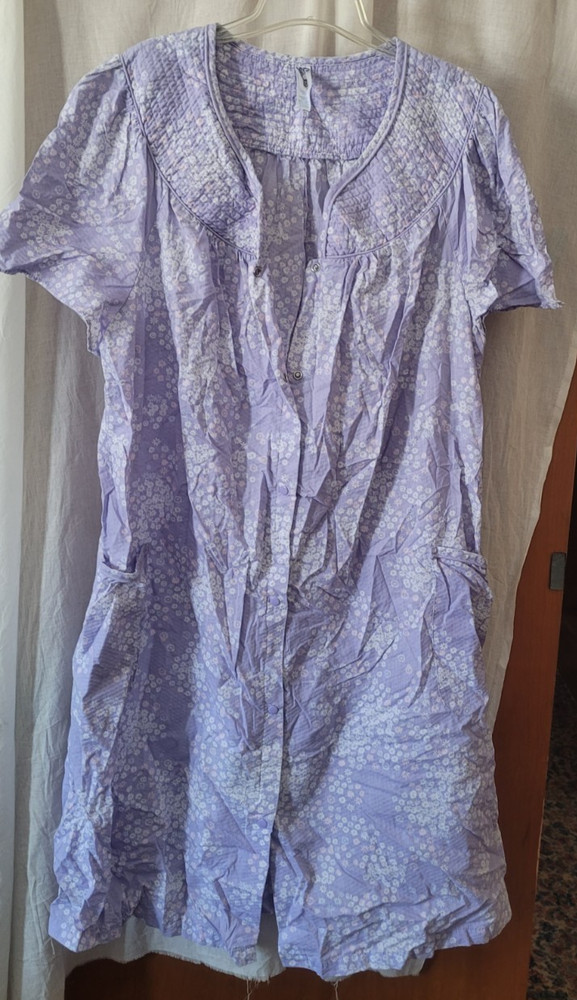 VTG Women’s Simply Basic Robe/House Coat Plus Size 3X Snaps Short Sleeve Purple