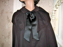 VINTAGE 19TH CENTURY LIGHTWEIGHT BLACK WOOL MOURNING CAPELET-32″L- DRY CLEANED