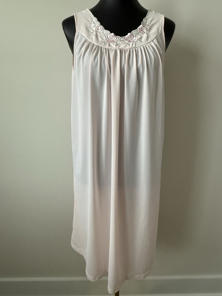 SHADOWLINE Soft Pink Nightgown Embroidered Lace Trim Pleated Women’s M NWOT