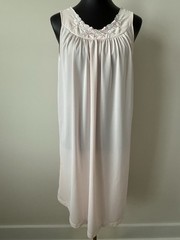SHADOWLINE Soft Pink Nightgown Embroidered Lace Trim Pleated Women’s M NWOT