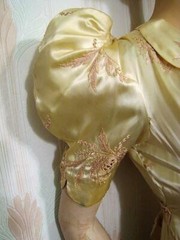 1940s FRENCH SATIN EMBROIDERED DRESSING GOWN WITH TRAIN & PUFFED SLEEVES XS P