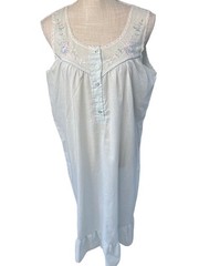 Vintage White Nightgown With Floral Embroidery & Ruffle Hem – Soft Cotton Blend