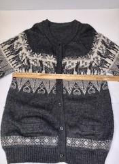 Peruvian sweater knitted in alpaca wool for unisex Gray/Cream/Alpacas 19×29