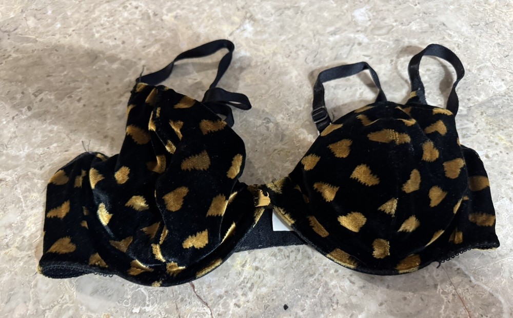 VINTAGE LOVABLE BRA! 36 B. HEARTS