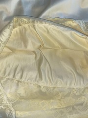 VTG SILKY Nylon VAN RAALTE YELLOW DRESS SLIP 9″ LACE COQUETTE BOMBSHELL GLAM 36