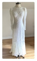 Vintage 80s Lace Wedding Gown: Sweetheart Neckline, Bustle Train, Size Small