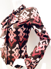 GUCCI – Silk Pussy Bow Blouse Cruise 2005 – Monogram Print – IT40 / US S