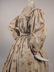 VICTORIAN 1890’S FLORAL PRINT DRESS W RUCH RUFFLES + FULL PUFF SLEEVES