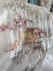 VTG GOLDEN BEES Embroidered Tea House Satin Rayon Kimono Robe SzL See Flaws