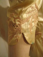 1940s FRENCH SATIN EMBROIDERED DRESSING GOWN WITH TRAIN & PUFFED SLEEVES XS P