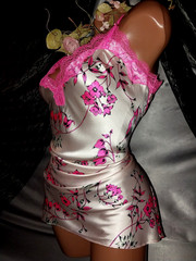 VTG SATIN SHINY VS BLEEDING HEART TAT PRINT NEON PINK LACY BABYDOLL NIGHTGOWN 44