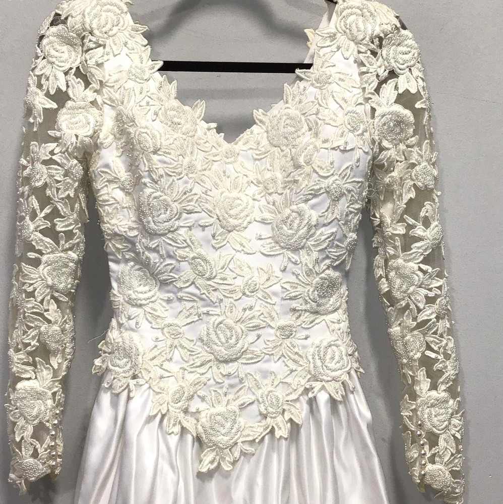 VTG Bonny Off White Scalloped Soft Satin Long Sleeve Wedding Dress Gown Size SM