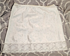 VTG Body Chic Large Half Slip with Lace Trim Made In USA Waist 30/32 Flowers