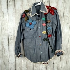 VTS 70s Flower Appliqué Chambray Shirt Embroidered 3D Flowers Grandmacore M/L?