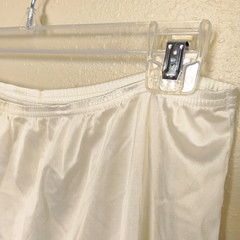 Vanity Fair Vintage Half Slip Cream Nylon 28″ x 24″ No Side Slit ~ Size M