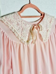 VTG 60’S DEENA PINK BUTTON FRONT LACE PLEATED A-LINE ROBE HOUSE COAT NIGHTGOWN*M