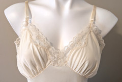 Vintage Bayonne Women’s Full Cream Color Slip w/Matching Lace Size: 38 NWT