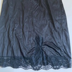 Vintage KAYSER Brand Black Satin Lace trim half slip 22.5″ Size M Made in USA