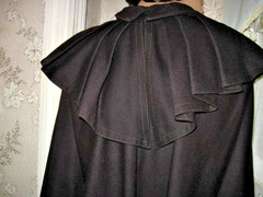 VINTAGE 19TH CENTURY LIGHTWEIGHT BLACK WOOL MOURNING CAPELET-32″L- DRY CLEANED