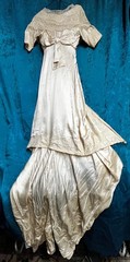 1920s Beautiful antique wedding dress – Great condition, ivory, satin, train