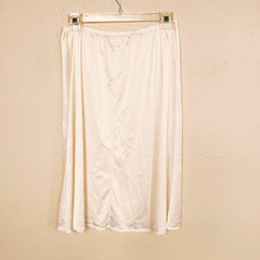 Vanity Fair Vintage Half Slip Cream Nylon 28″ x 24″ No Side Slit ~ Size M