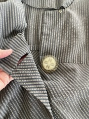40s-50s GREY STRIPED SEERSUCKER FITTED DAY DRESS W LUCITE GOLD FLECK BUTTON M- L